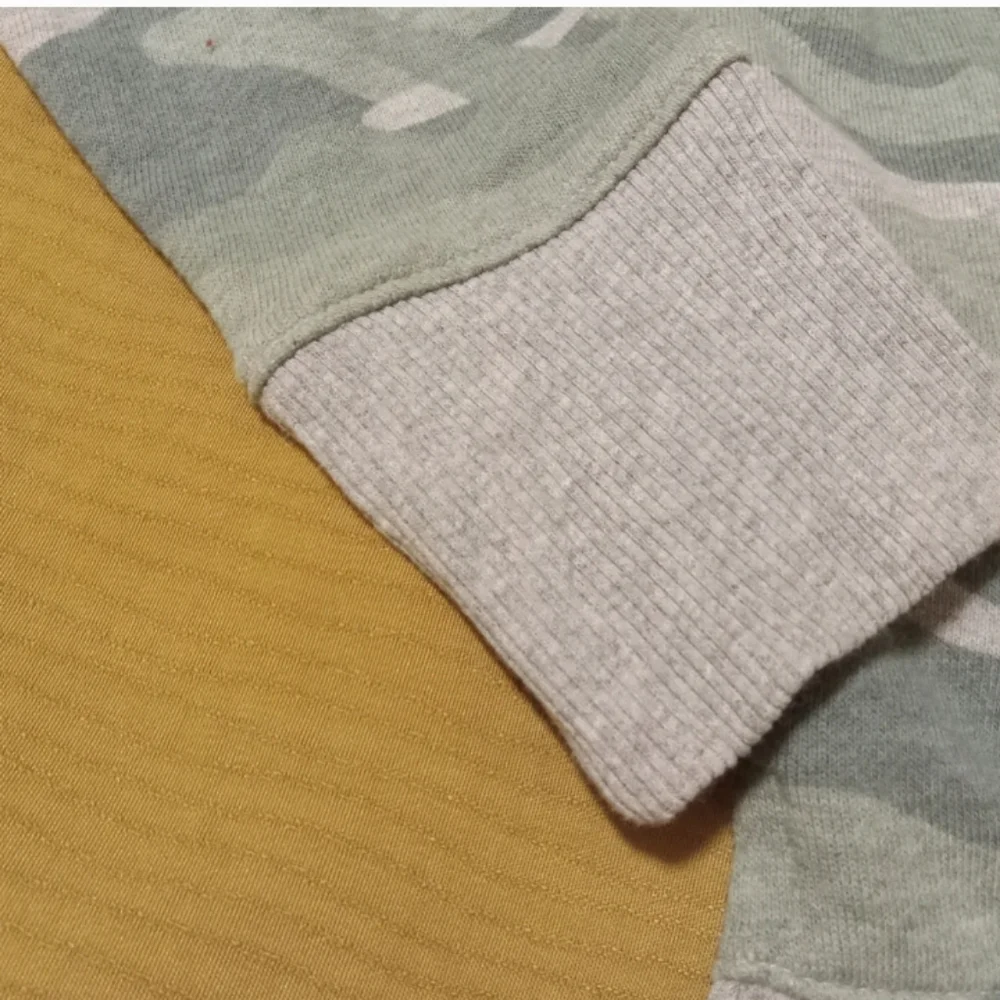 Bundle of 2 Camo Long Sleeve Light Sweaters - Picture 4 of 8